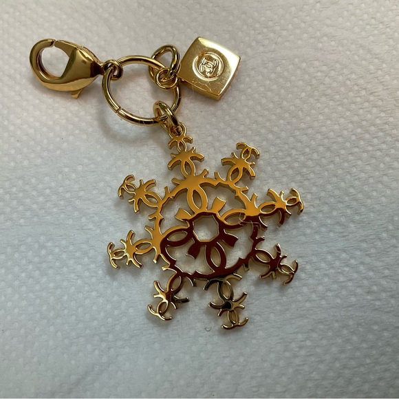CHANEL SNOWFLAKE CHARM NWT AUTHENTIC - Picture 1 of 3